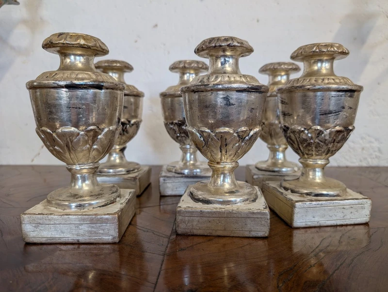 Gruppo di sei porta palme in legno scolpito e argentato