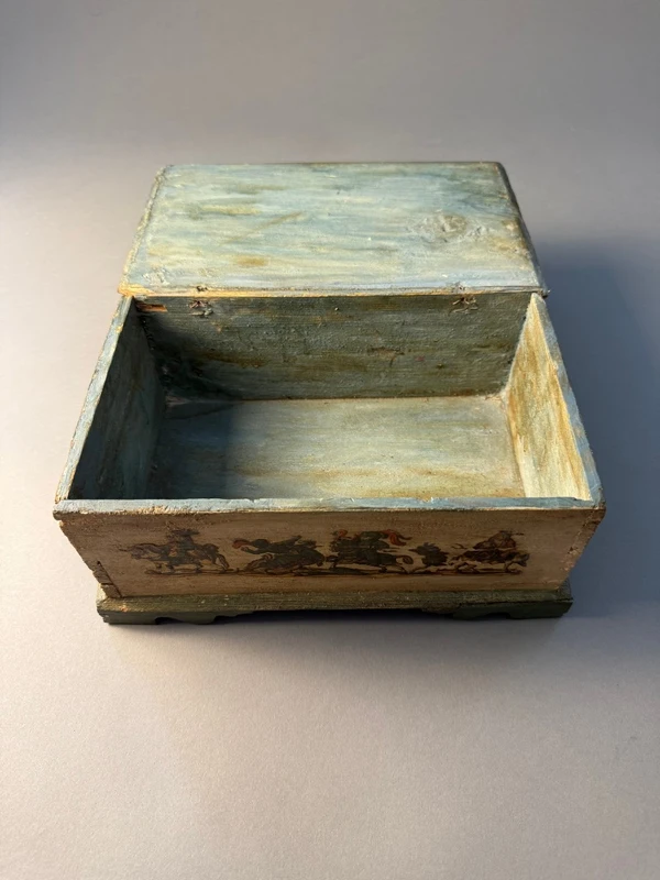 Box in plain lacquer—18th century
