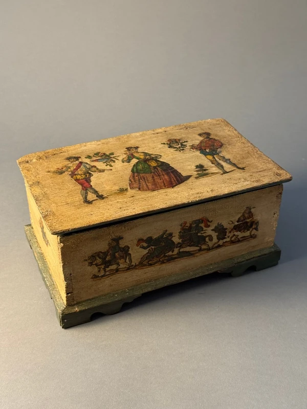 Box in plain lacquer—18th century