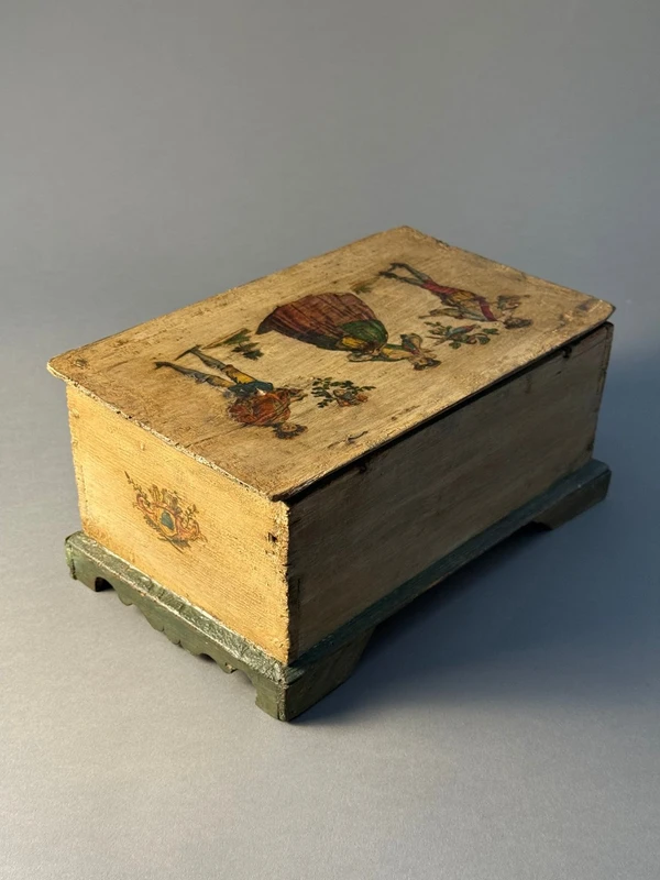 Box in plain lacquer—18th century