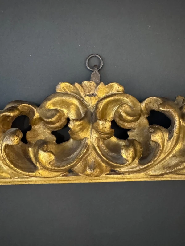 Cadre en bois sculpté et doré. Bologne, XVIIe siècle