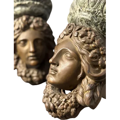 Paire de petites étagères décoratives en bronze et marbre « Verde Alpi » – première moitié du XIXe siècle