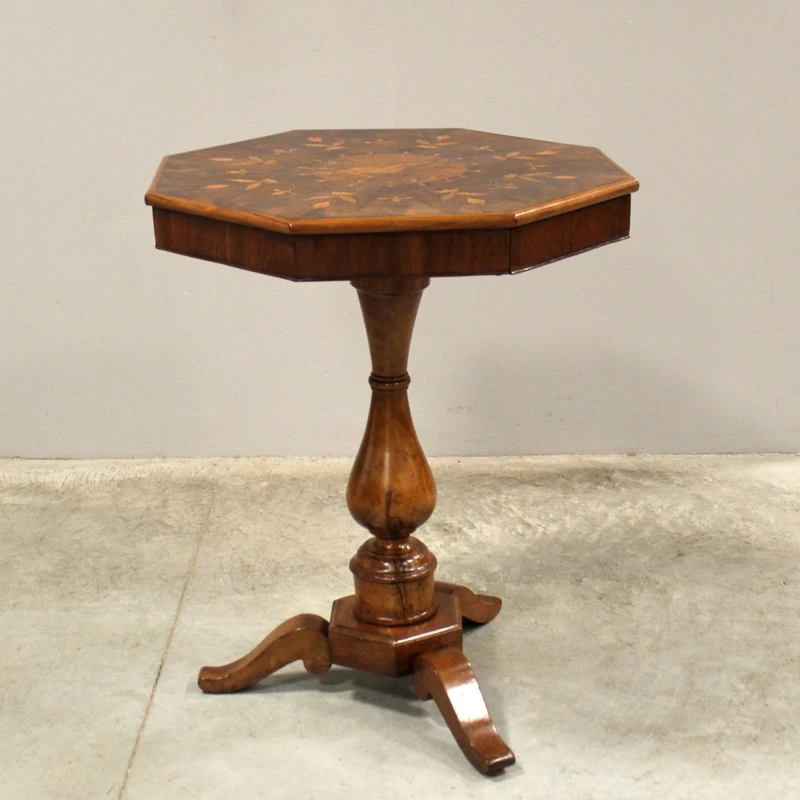 Ancienne table basse Charles X en noyer marqueté, XIXe siècle
