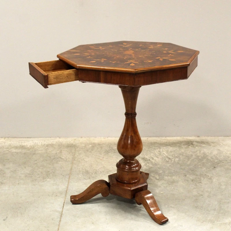 Ancienne table basse Charles X en noyer marqueté, XIXe siècle