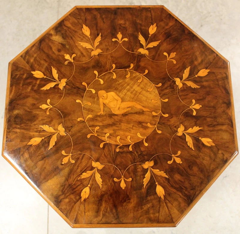 Ancienne table basse Charles X en noyer marqueté, XIXe siècle