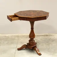 Ancienne table basse Charles X en noyer marqueté, XIXe siècle