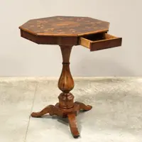 Ancienne table basse Charles X en noyer marqueté, XIXe siècle