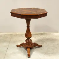 Ancienne table basse Charles X en noyer marqueté, XIXe siècle