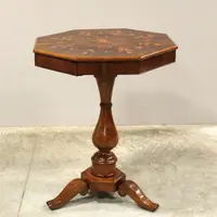 Ancienne table basse Charles X en noyer marqueté, XIXe siècle