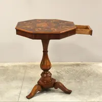 Ancienne table basse Charles X en noyer marqueté, XIXe siècle