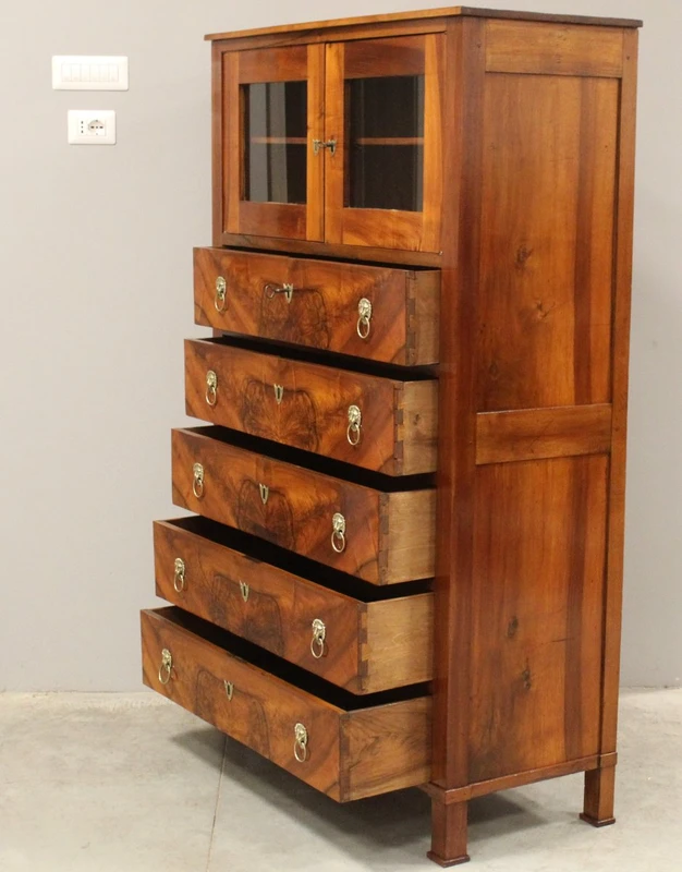 Ancienne commode-vitrine de style Empire en noyer, XIXe siècle