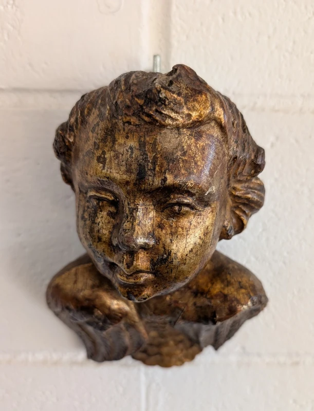 Cherubino del XVIII secolo in legno scolpito e dorato a mecca