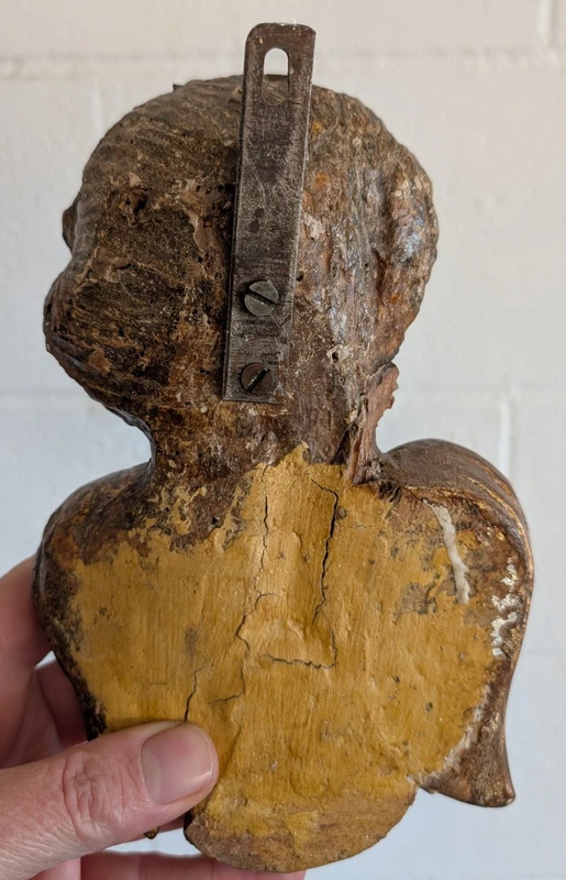 Cherubino del XVIII secolo in legno scolpito e dorato a mecca