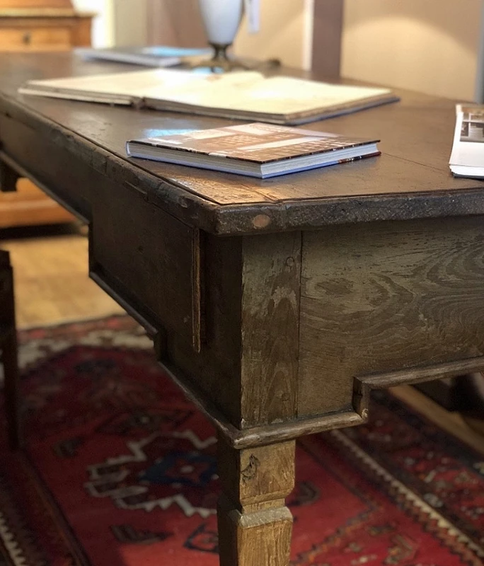 Louis XVI-style desk with drawers – Late 18th century (circa 1780–1790)