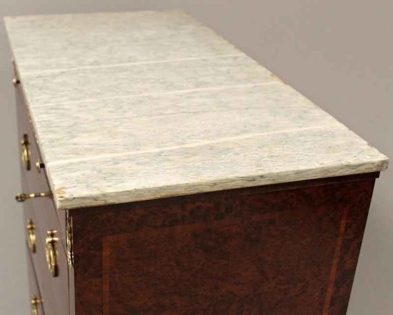 Ancienne commode à tiroirs de style Napoléon III, marquetée, XIXe siècle