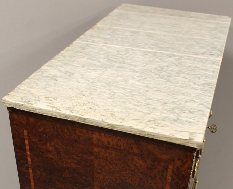 Ancienne commode à tiroirs de style Napoléon III, marquetée, XIXe siècle