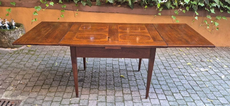 Antique 19th-century extendable table with threaded joints