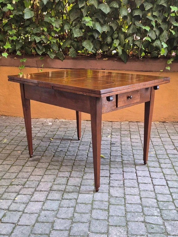 Antique 19th-century extendable table with threaded joints