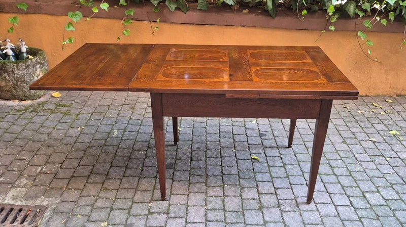 Antique 19th-century extendable table with threaded joints