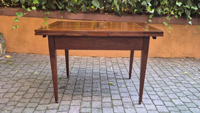 Antique 19th-century extendable table with threaded joints