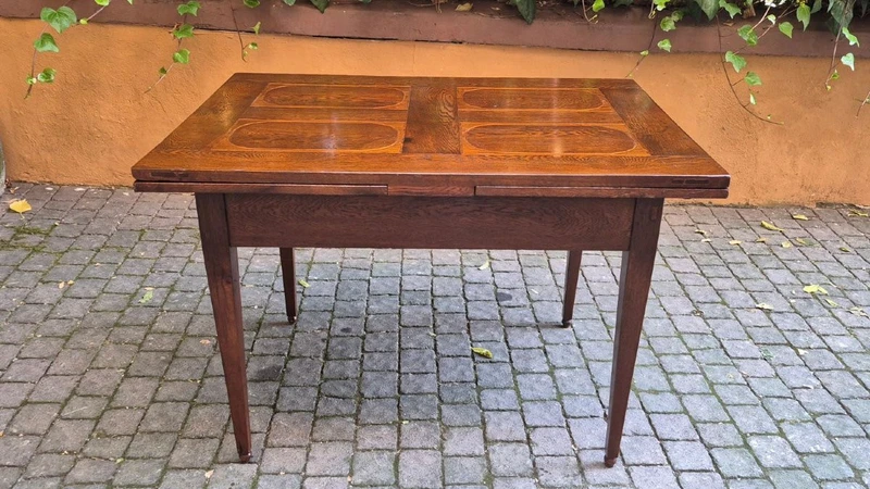 Antique 19th-century extendable table with threaded joints