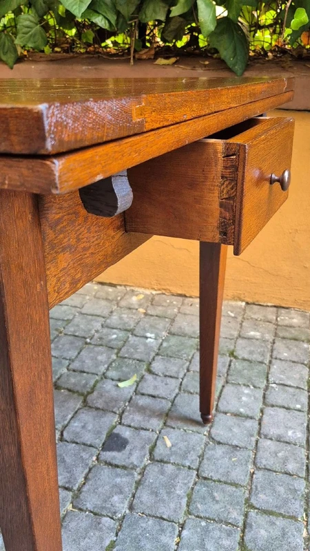 Antique 19th-century extendable table with threaded joints