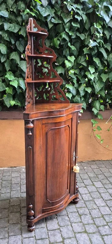 Angoliera cantonale antico bombata in noce con etagere