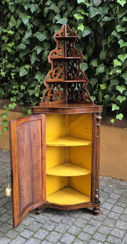 Angoliera cantonale antico bombata in noce con etagere