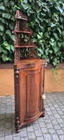 Angoliera cantonale antico bombata in noce con etagere