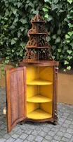 Angoliera cantonale antico bombata in noce con etagere