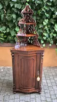 Angoliera cantonale antico bombata in noce con etagere