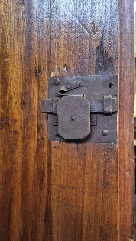 Credenza sacrestia antica a doppiocorpo modenese