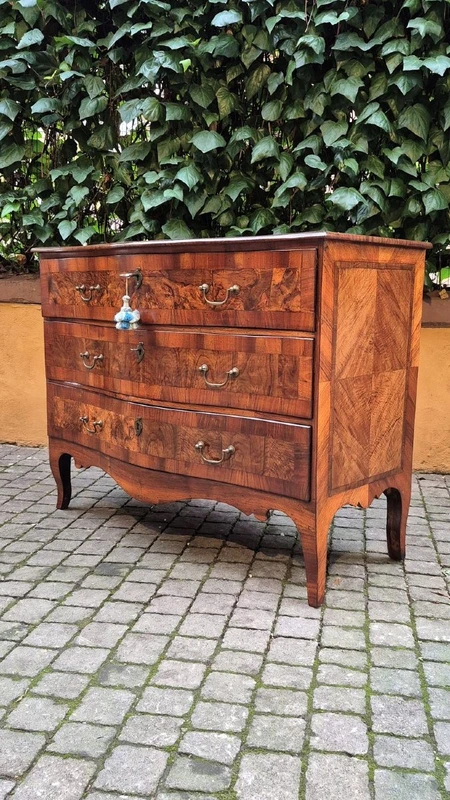 Comò cassettone antico mosso Luigi XV emiliano del '700