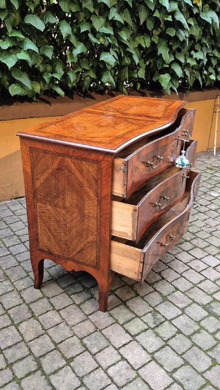 Comò cassettone antico mosso Luigi XV emiliano del '700