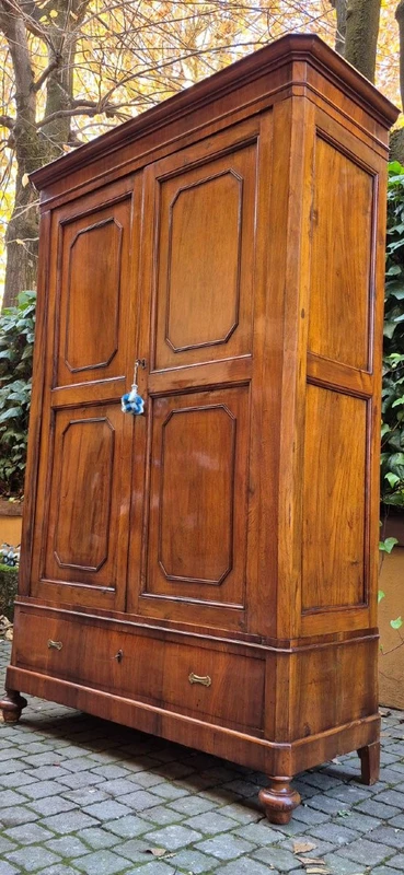 Small antique Emilian sideboard with walnut veneer