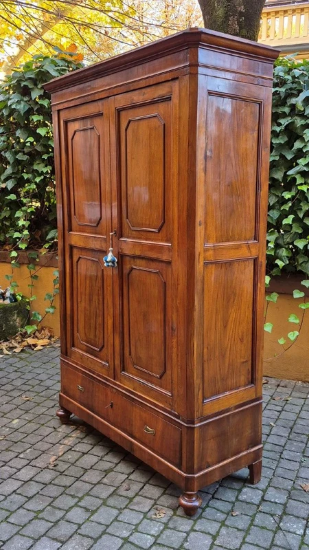 Small antique Emilian sideboard with walnut veneer