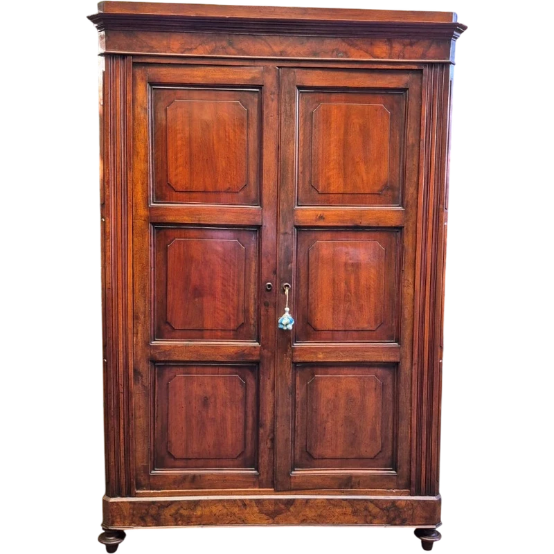 Armoire-buffet ancienne à panneaux d'Émilie, en noyer