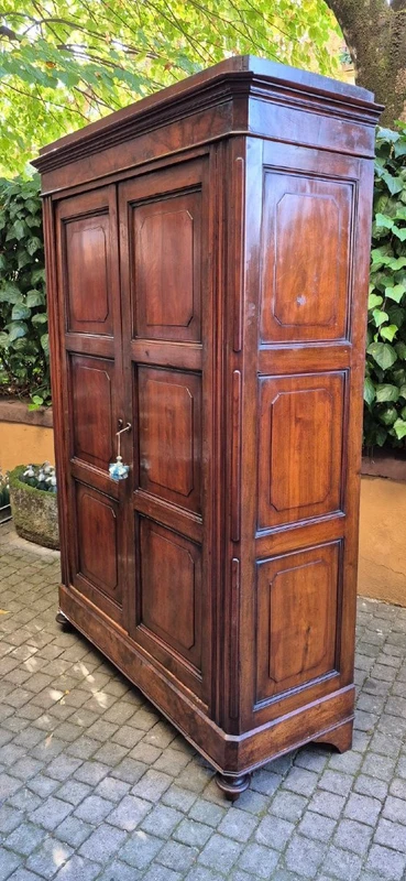 Armoire-buffet ancienne à panneaux d'Émilie, en noyer