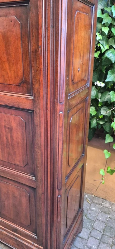 Armoire-buffet ancienne à panneaux d'Émilie, en noyer