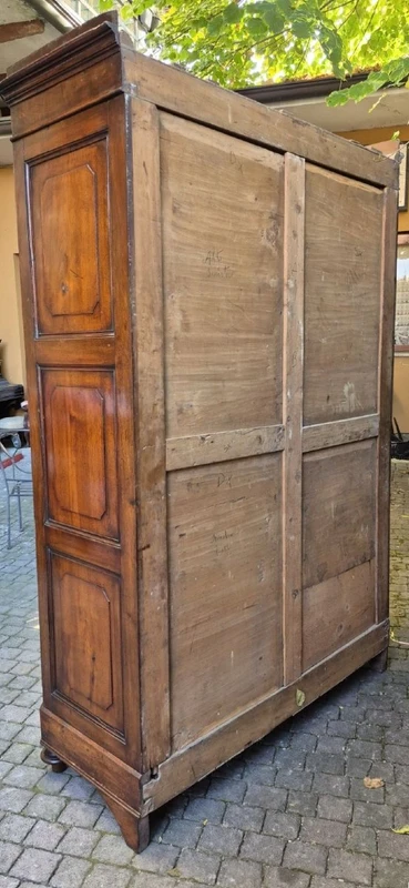 Armoire-buffet ancienne à panneaux d'Émilie, en noyer