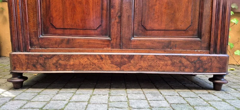 Armoire-buffet ancienne à panneaux d'Émilie, en noyer