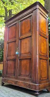 Armoire-buffet ancienne à panneaux d'Émilie, en noyer