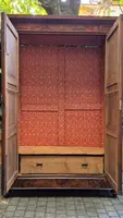 Armoire-buffet ancienne à panneaux d'Émilie, en noyer