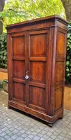 Armoire-buffet ancienne à panneaux d'Émilie, en noyer