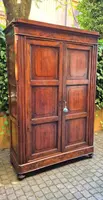 Armoire-buffet ancienne à panneaux d'Émilie, en noyer