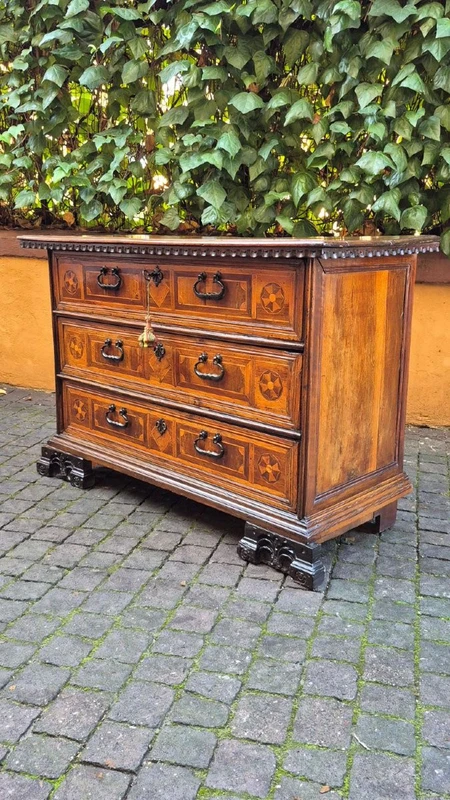 Cassettone canterano antico veneto del '600 intarsiato
