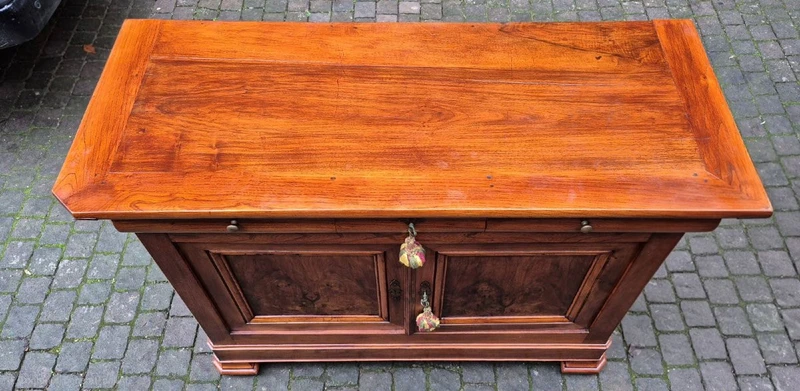 Buffet ancien de style Louis-Philippe, de type « cappuccina », avec rainure