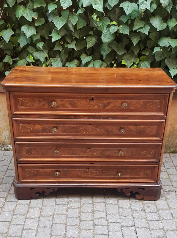 Commode lombarde à tiroirs, plaquée et marquetée