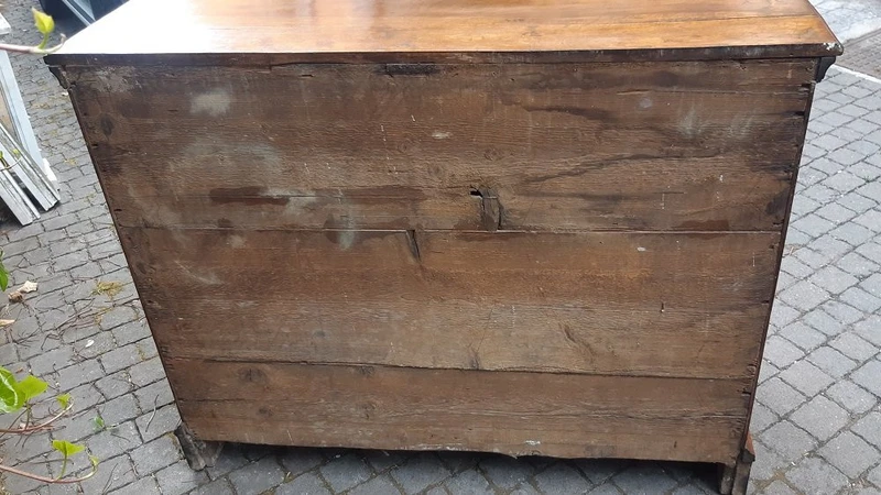 Commode lombarde à tiroirs, plaquée et marquetée