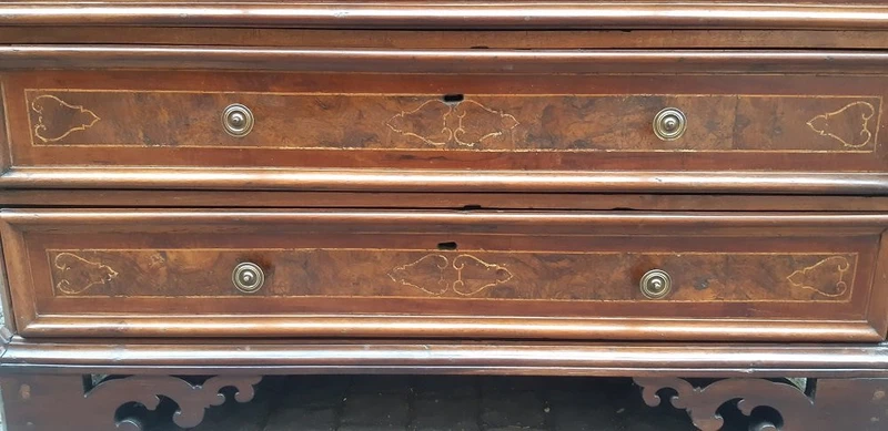 Commode lombarde à tiroirs, plaquée et marquetée